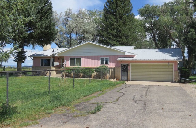 Charming 3-bedroom farmhouse with amazing views!
