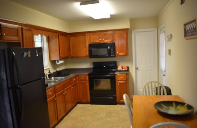Charming 3-bedroom house with AC and WiFi in Brunswick. Two night minimum stay.