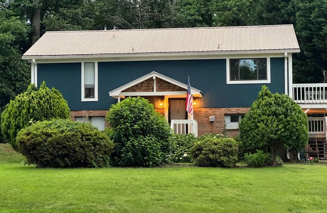Charming 3-bedroom house with lake views and great outdoor deck
