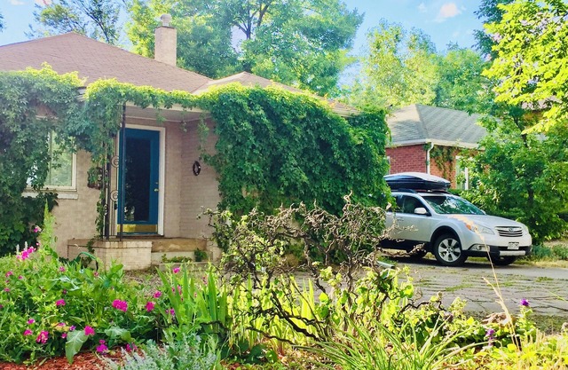 Charming 3-bedroom house centrally located w/WiFi and AC in delightful Boulder