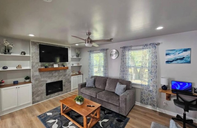 Charming 3-bedroom house in welcoming Hollywood/Meggett, SC.