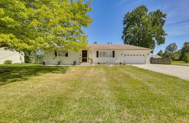 Charming 3-bedroom house in Wooster with TV & WiFi