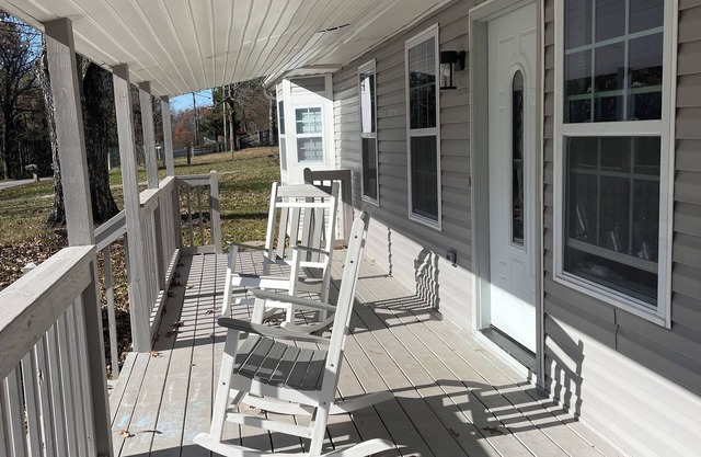 Charming 3-bedroom house in welcoming Pegram with WiFi, AC