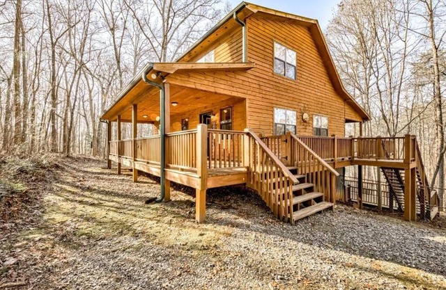 Charming 3 bedroom, 3 bathroom Cabin w/Game room. Wifi, wrap around porches