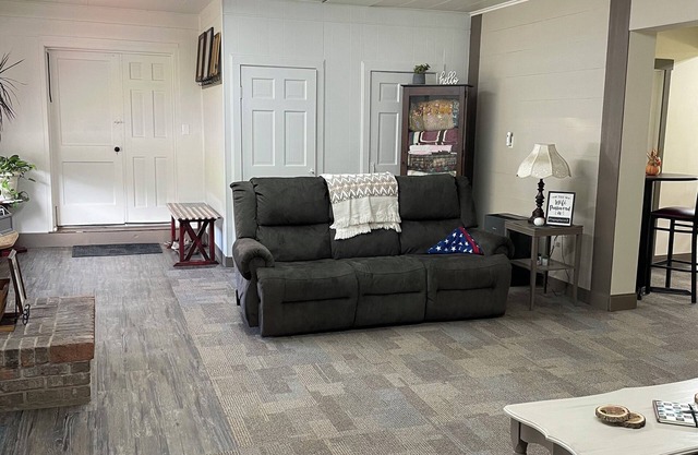 Charming 3-bedroom rental, centrally located, Dark Skies, UTV trails & more.