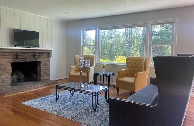 Charming 3-bedroom house in wonderful Great Falls with WiFi, AC