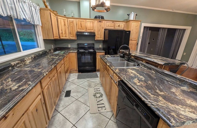 Charming 3-bedroom farmhouse with AC, WiFi in Jonesborough