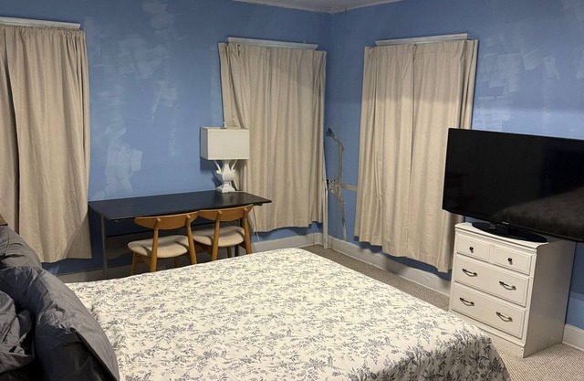 Charming 3-bedroom larchmont 1800+ sq ft parking fast internet