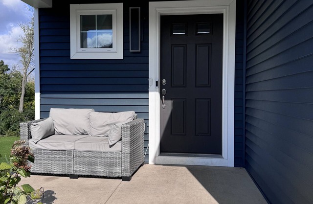 Charming 3-bedroom LED vibe cozy house with AC and WiFi in Steeple Chase.