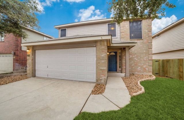 Charming 3 bedroom with hot tub. Just 5 minutes to Seaworld, 15 to Lackland.