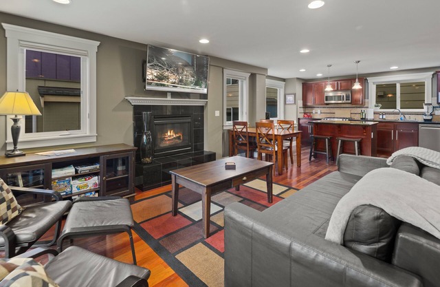 Charming 3BR Townhome near DT Seattle W/Balcony!