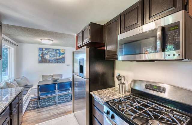 Charming 4 BDRM /1 Bath Home ♠ Mins from Airport