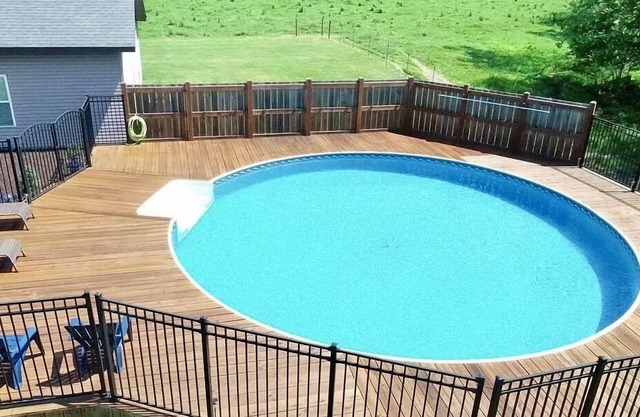 Charming 4-bedroom farmhouse in Eldon with pool, hot tub & firepit!