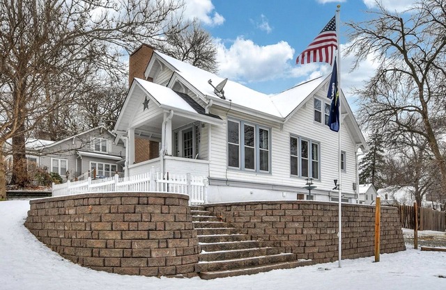 Charming 4-bedroom House, Full Amenities, Entertainment, Pet & Family Friendly