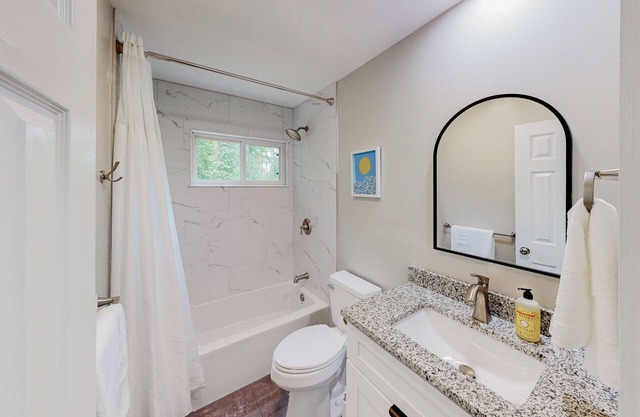 Charming 4-bedroom house with Bonus room in Fayetteville