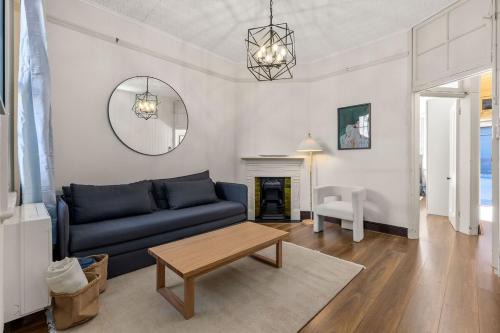 Charming 8 Person Home Near Harbour and Barangaroo