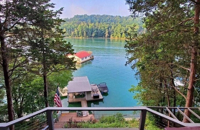 Charming A-Frame Cabin just steps to the main lake deep water of Norris!