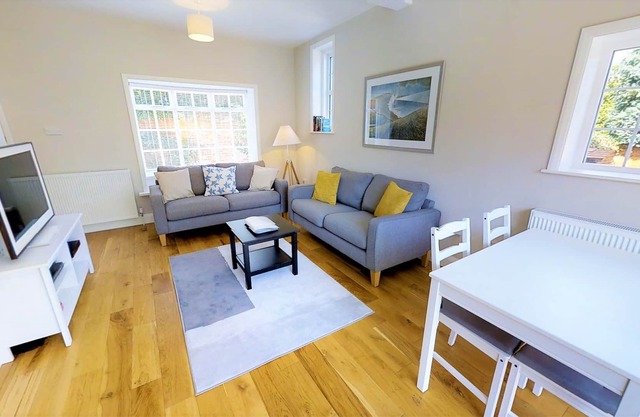 Charming and cosy cottage in the popular Meads area