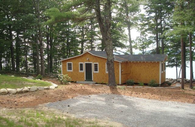 Charming and cozy Maine cottage with picturesque views of Sebago Lake!