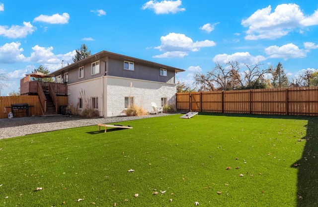 Charming Arvada Getaway, Amazing Yard, and Hot Tub