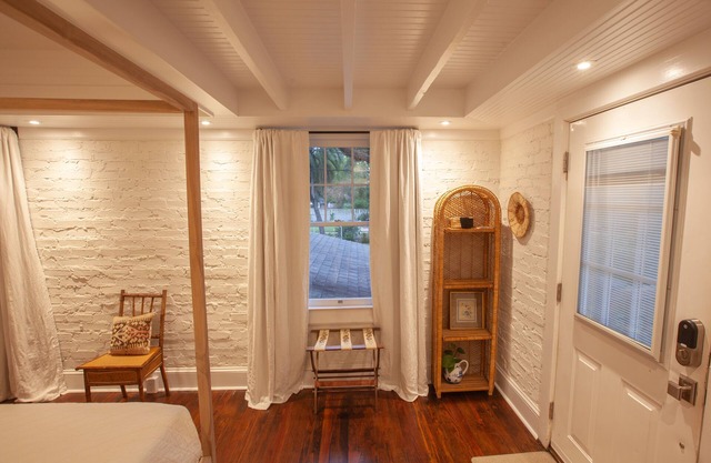 Charming Avondale Backhouse