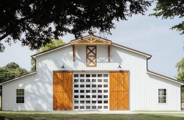 Charming barndominium on 116 peaceful acres in the hills of TN; sleeps up to 16.