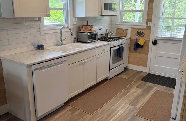 Charming Bayfront Cottage! Peaceful Escape with Stunning Sunsets.