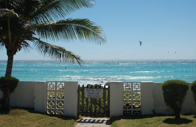 Charming Beachfront apartment with WiFi in Christ Church