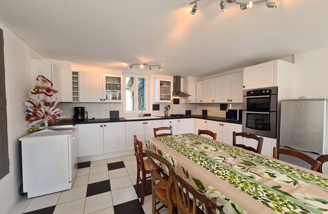 Charming Berry House: Private Garden, Proximity to Lakes, Activities, 3 Bedrooms, Sleeps 8