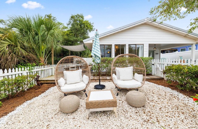 Charming Blue Mountain Bungalow in 30A. Walk or Golf Cart down to the sand.