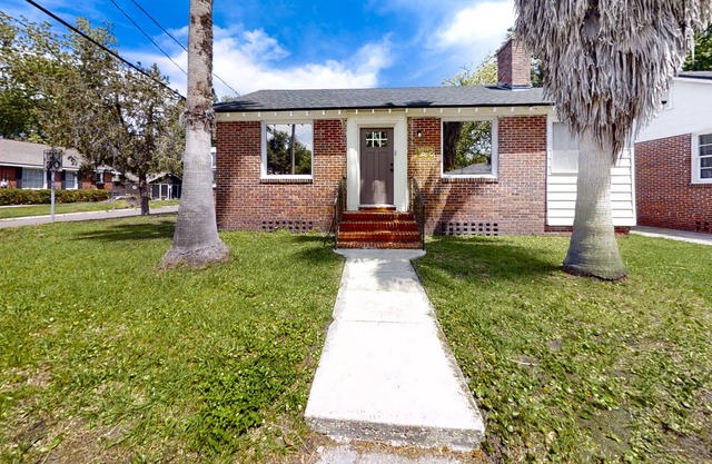 Charming brick abode with enclosed yard, grill, children's games, & AC - dogs ok
