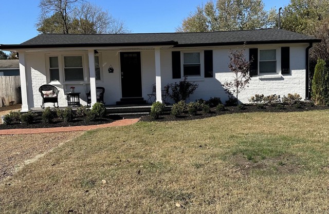 Charming brick home near Historic Downtown Franklin