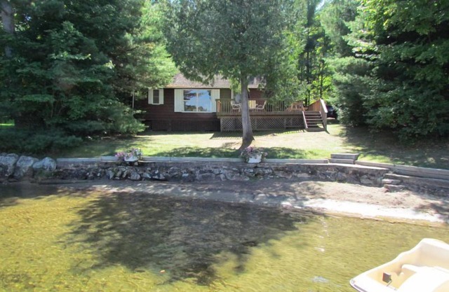 Charming & Bright Muskoka Lakefront Bay Cottage with 2 Kayaks