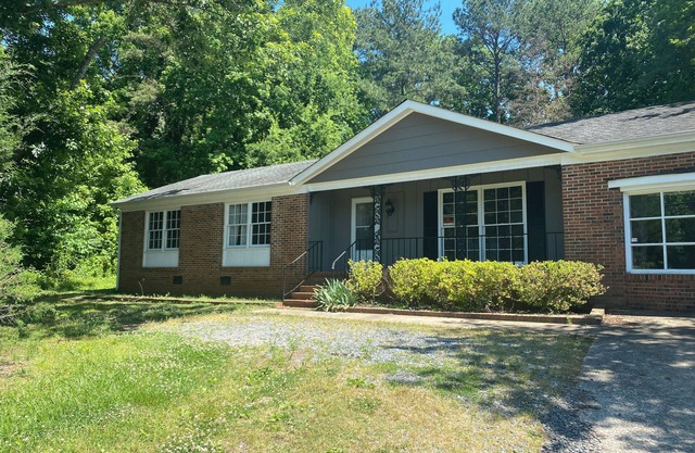 Charming Bungalow, Private Parking, 8 Mins to Downtown Rock Hill