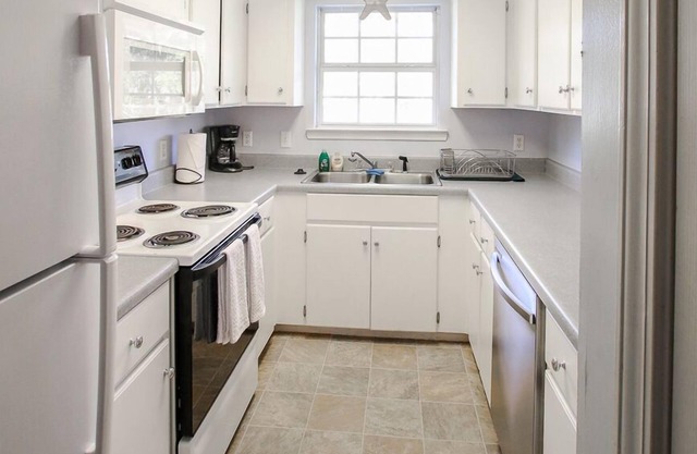 Charming Bungalow, Pets+Short Drive to Savannah