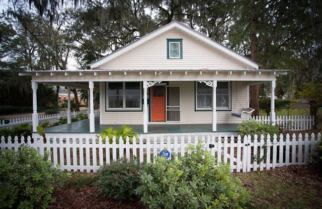 Charming bungalow with wraparound porch in Thunderbolt