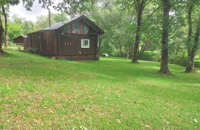 Charming cabin, in peaceful, woodland location by babbling burn.