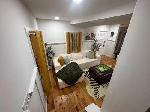 Charming Cabin with Fireplace, Fire Pit, 2 minutes to downtown