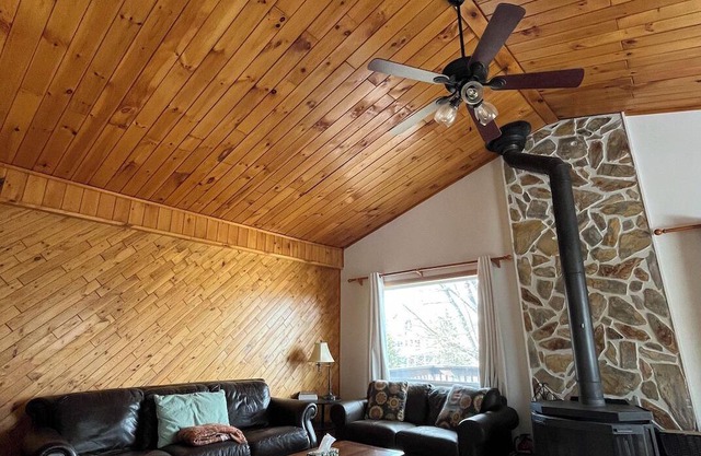 Charming Chalet in Mansonville, QC – Lake View & Pet-Friendly | 31+ Day Rental