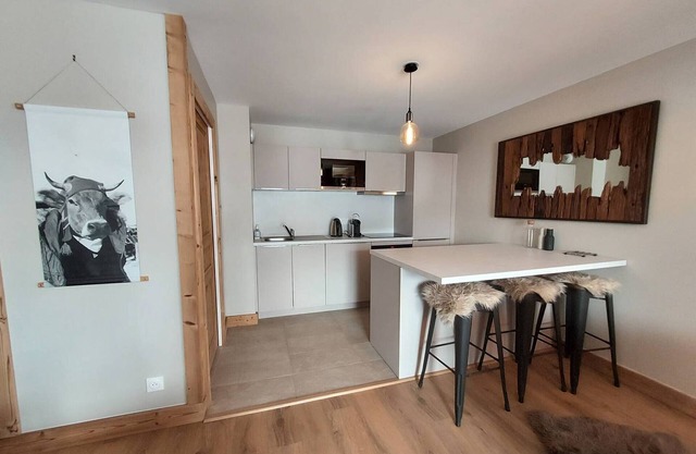 Charming Chalet with Hotel Services, 3 Bedrooms, Terrace, Parking, and WiFi