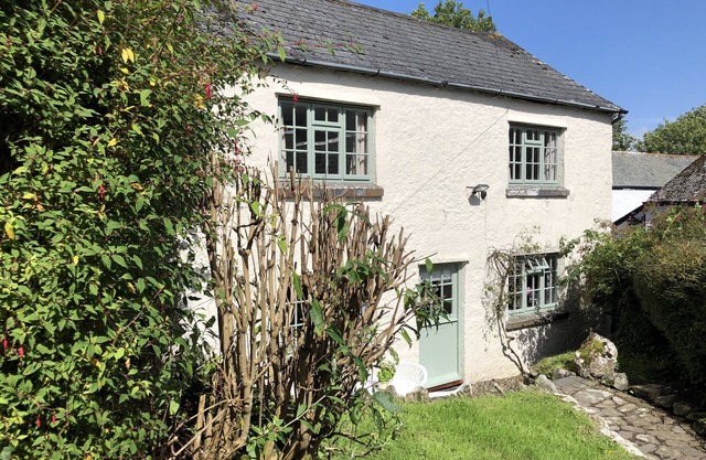 Charming character cottage in Kingston, Kingsbridge, Devon, England