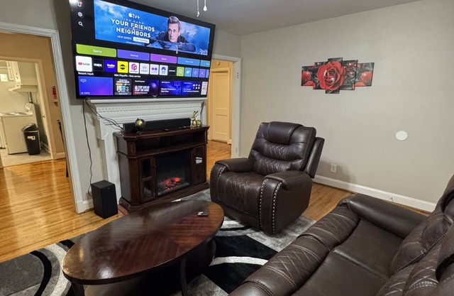 Charming clean 3 bedroom house, big bedrooms with king beds in Greensboro