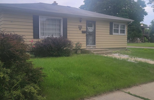 Charming, clean cozy 2-bedroom home centraly located in Milwaukee with AC, WiFi