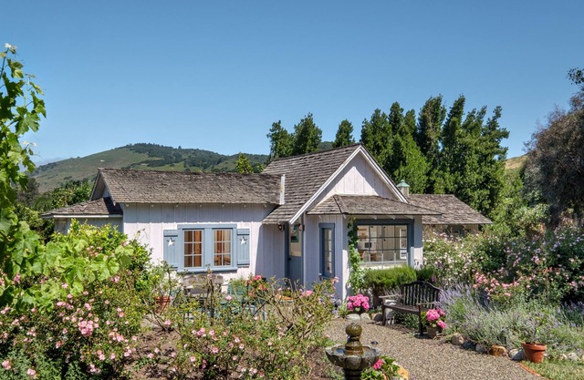 Charming Coastal Cottage Comfortable Living Indoor and Out - 31 Nights Minimum