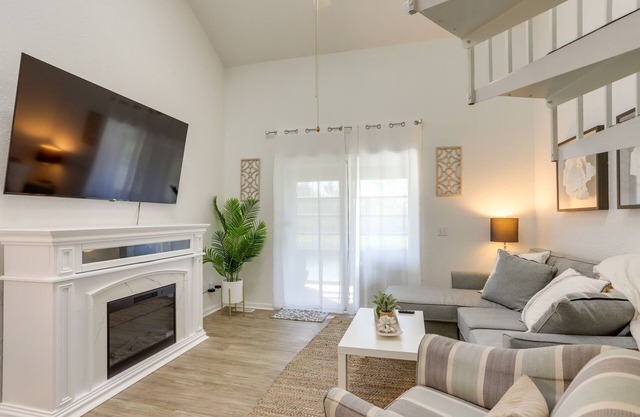Charming Condo on Lake Erie w/Community Pool