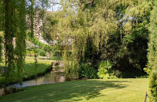 Charming cosy cottage w/babbling brook, in heart of the Cotswolds, w/parking.
