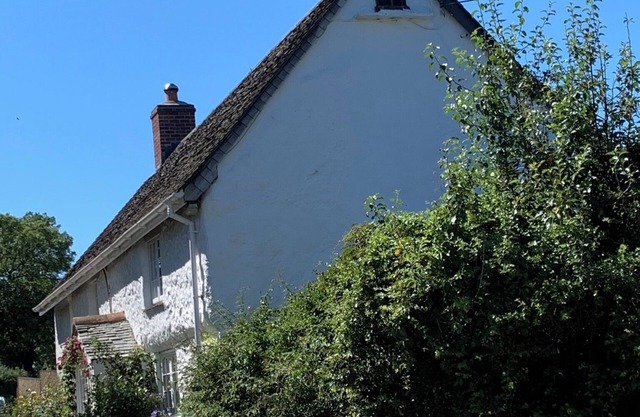Charming Cottage, pet friendly, large garden, parking,rural,Helford River,