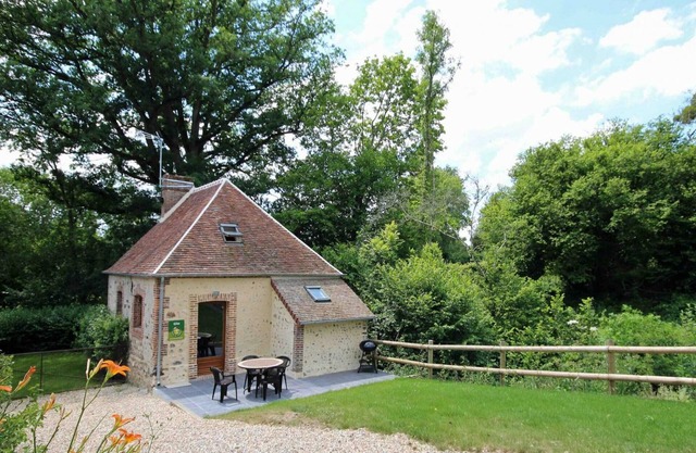 Charming Cottage with Terrace, Amenities, and Nearby Fishing Pond in Longny's Forest