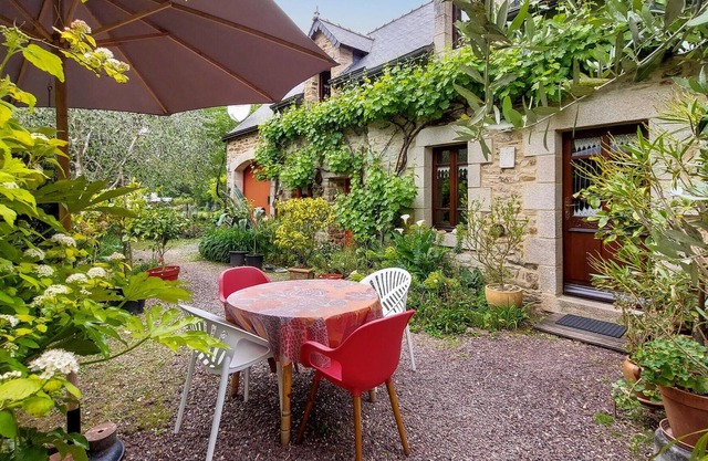 Charming cottage with fairy-tale garden in Riec-sur-Belon.