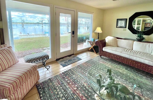Charming Cottage on Kennedy Pond with Beautiful Views!